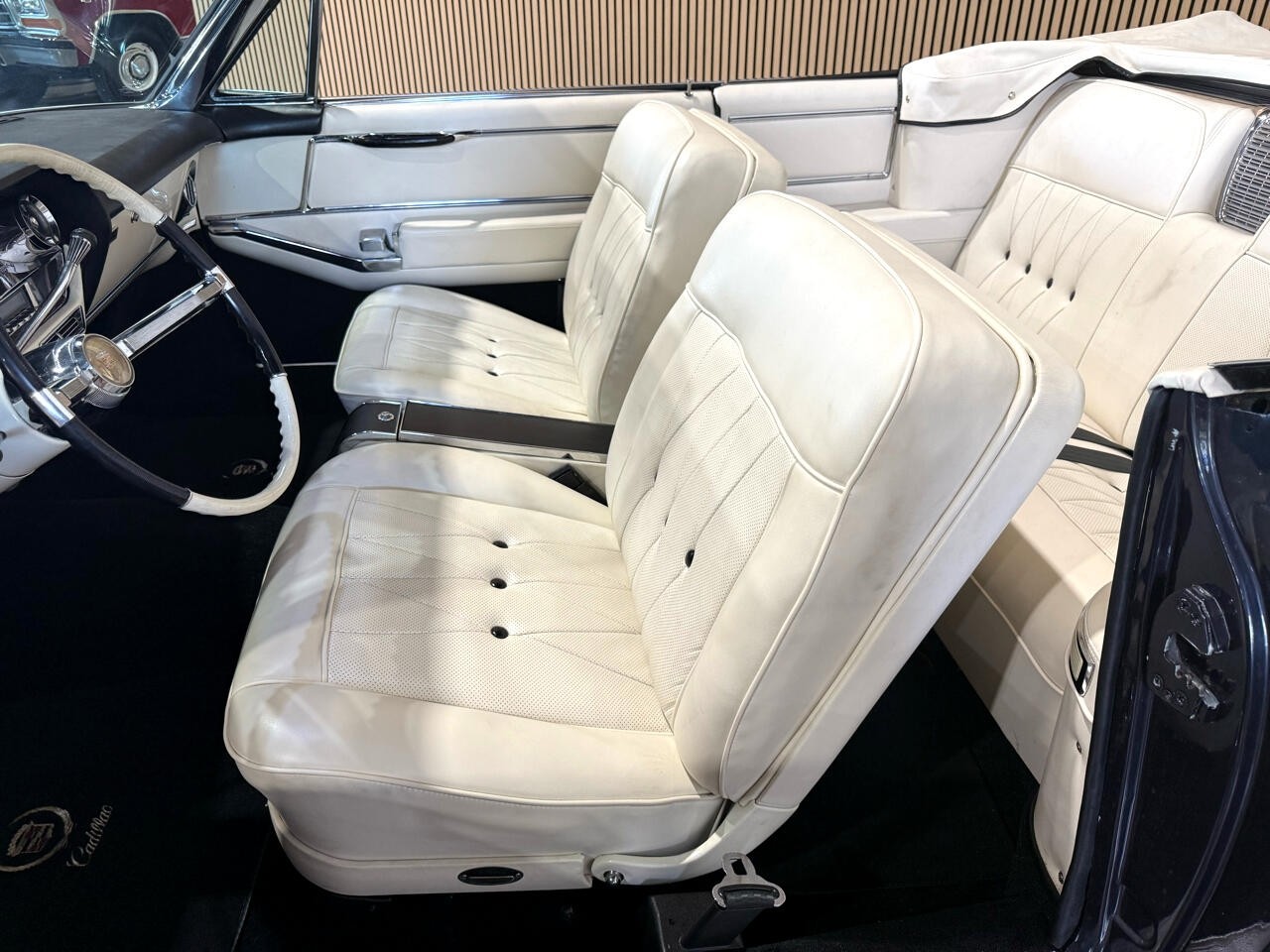 Cadillac-DeVille-1964-Classic-Car-28