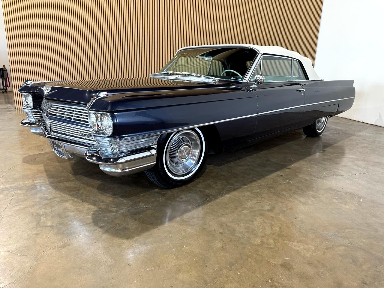 Cadillac-DeVille-1964-Classic-Car-3