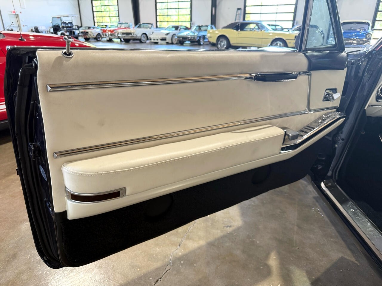 Cadillac-DeVille-1964-Classic-Car-30