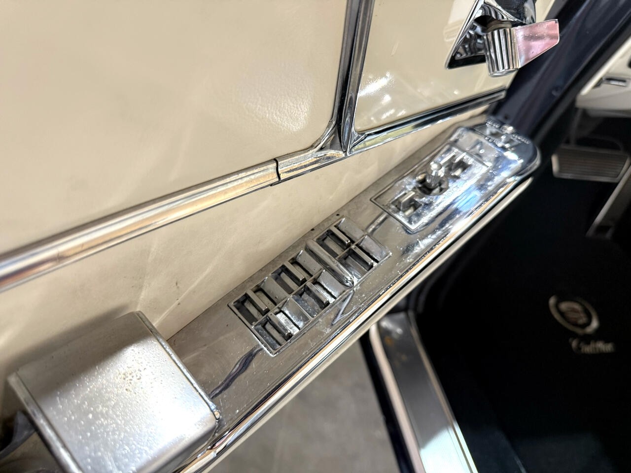 Cadillac-DeVille-1964-Classic-Car-34