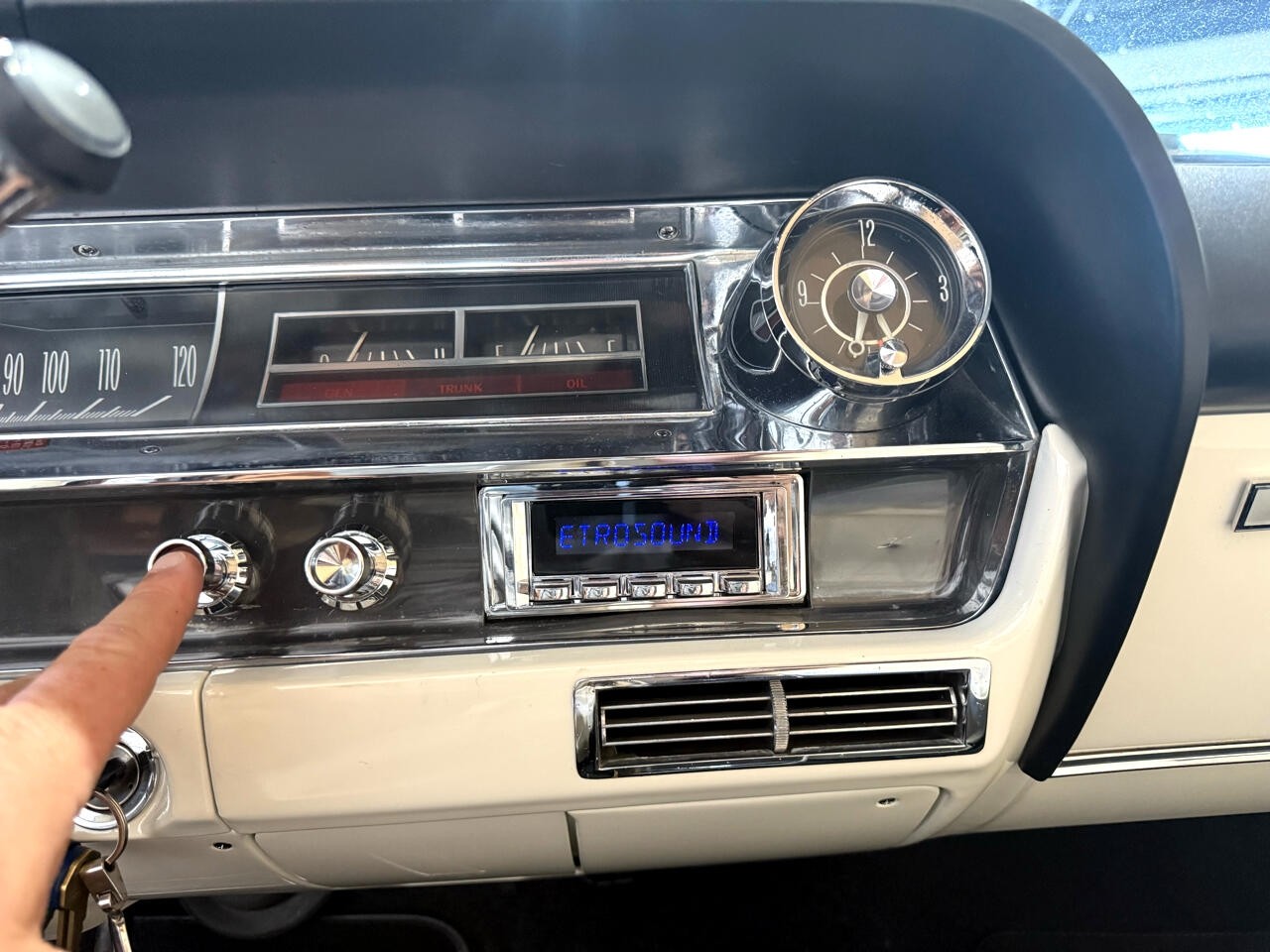 Cadillac-DeVille-1964-Classic-Car-39