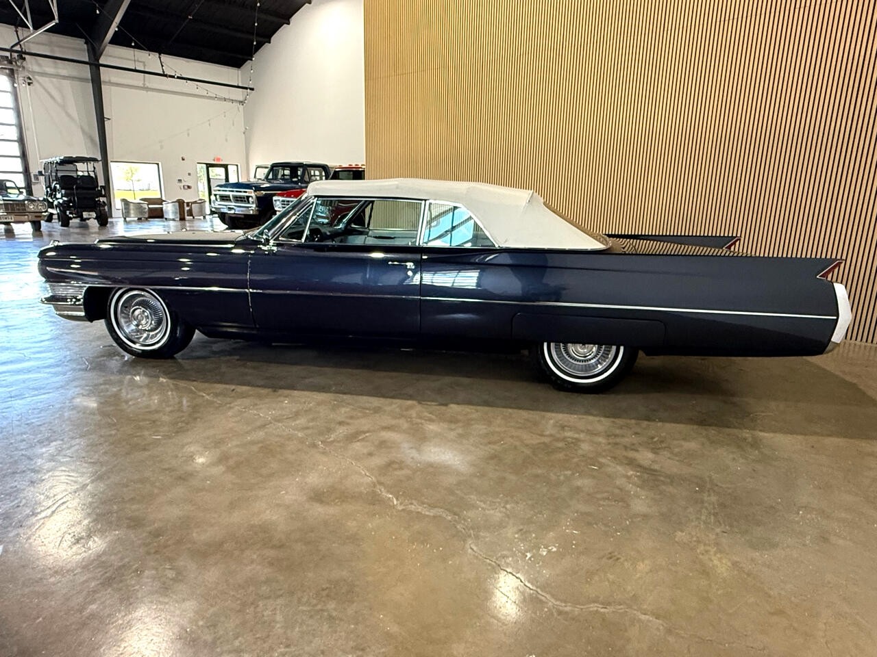 Cadillac-DeVille-1964-Classic-Car-4
