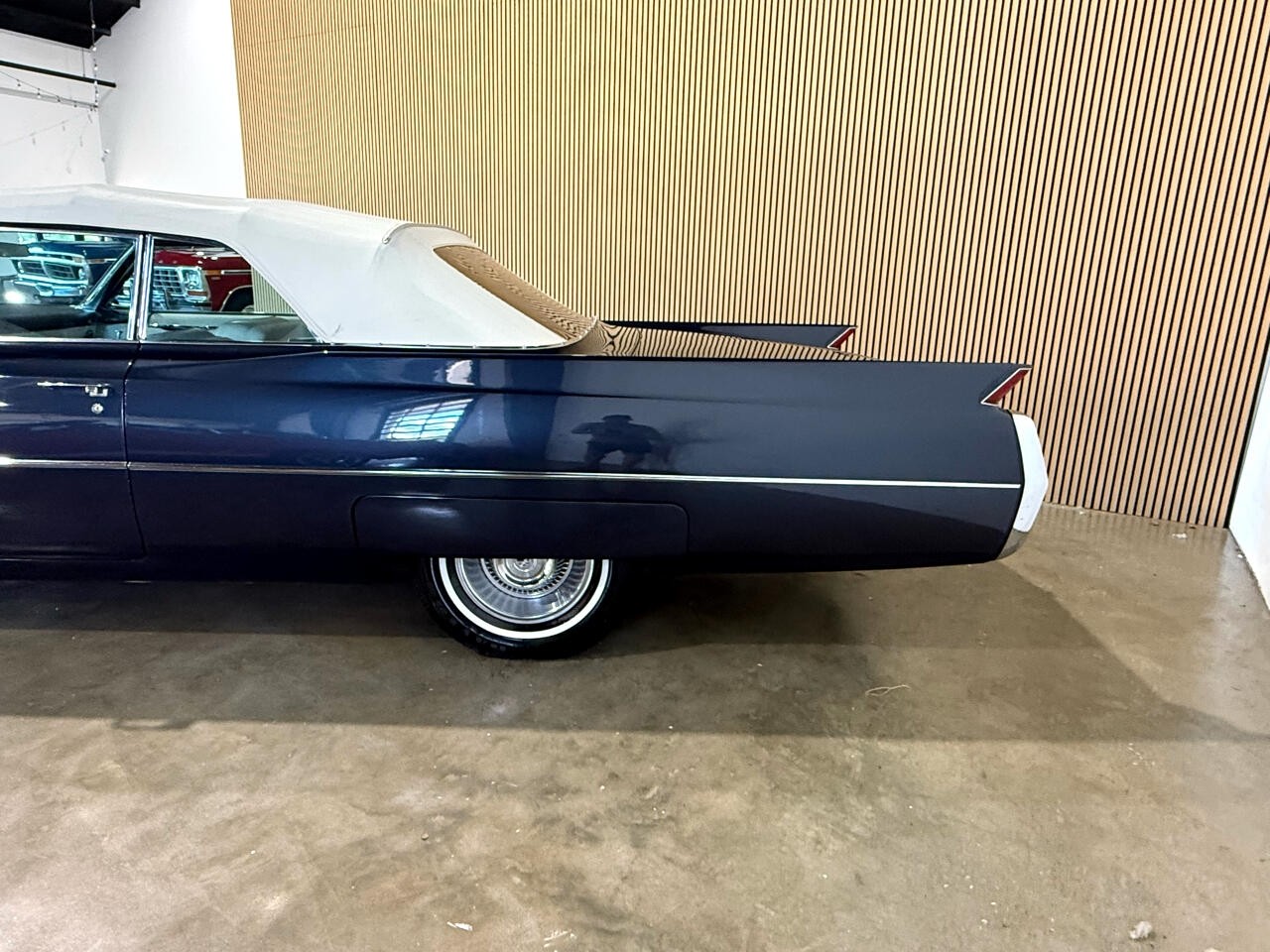 Cadillac-DeVille-1964-Classic-Car-7