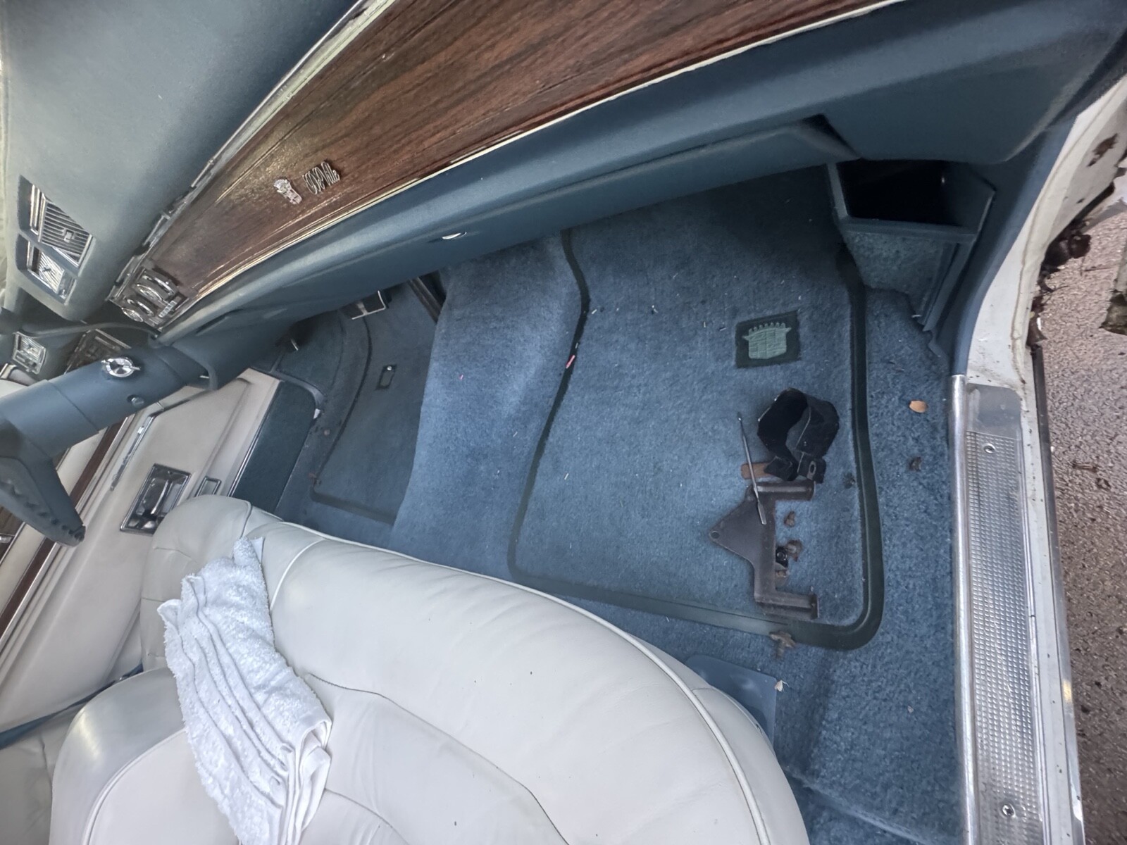 Cadillac-DeVille-1976-Coupe-17