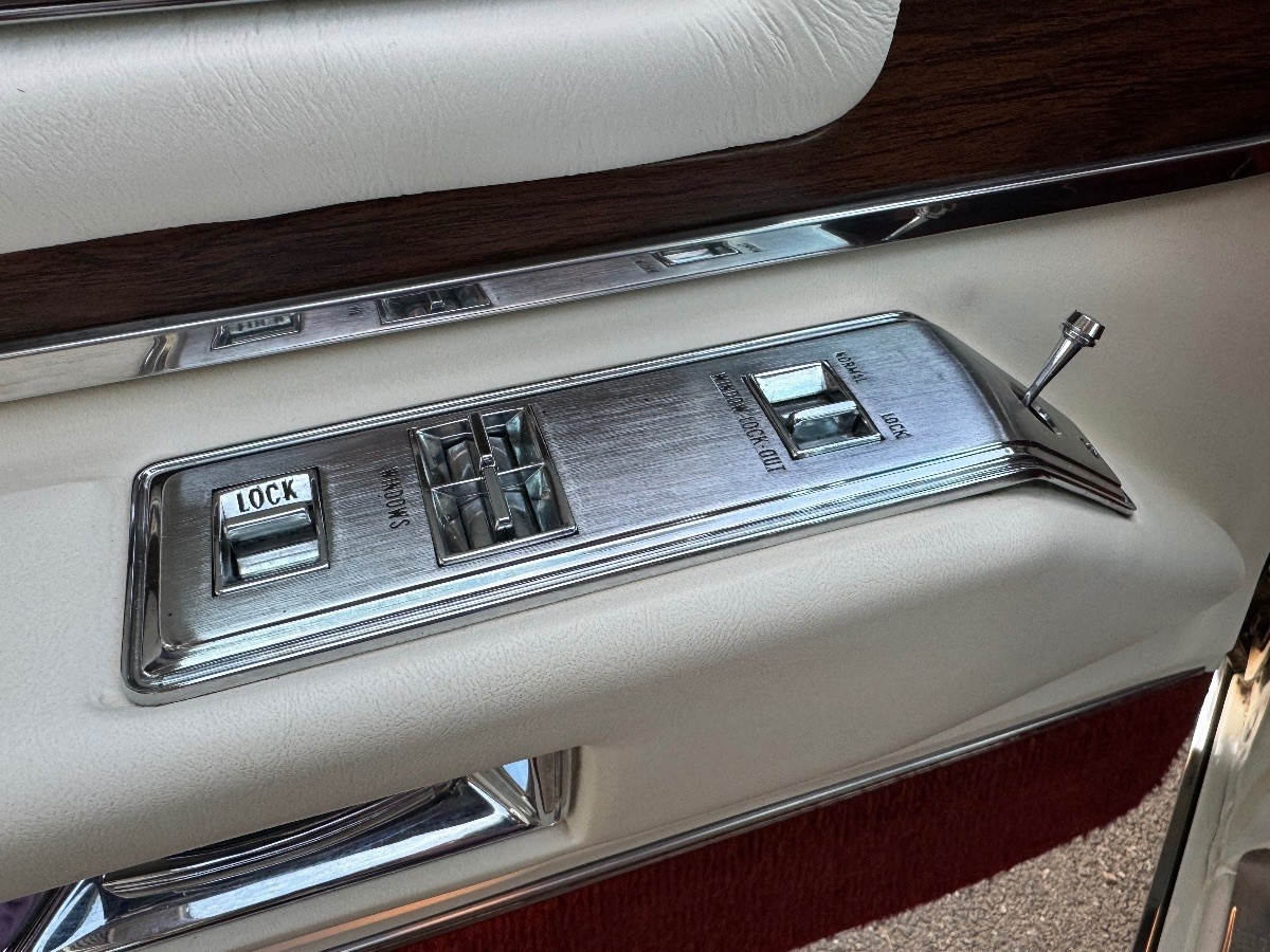 Cadillac-DeVille-1976-Coupe-32