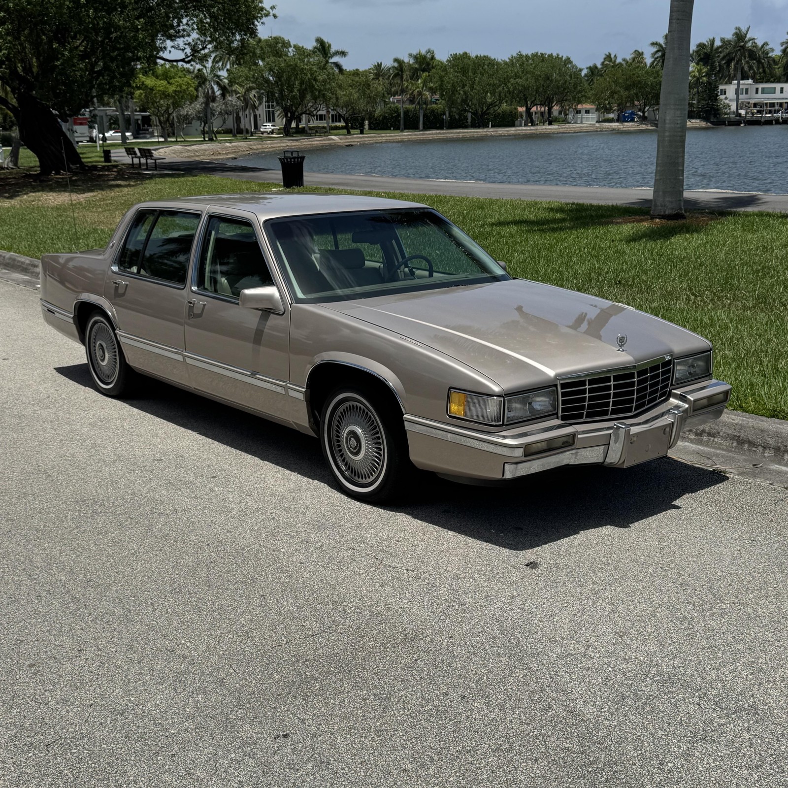 Cadillac-DeVille-1993-Sedan-1
