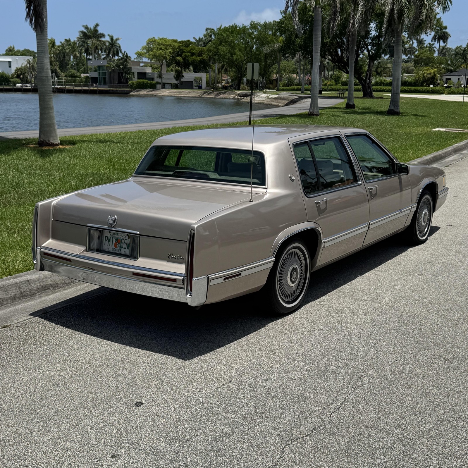 Cadillac-DeVille-1993-Sedan-11