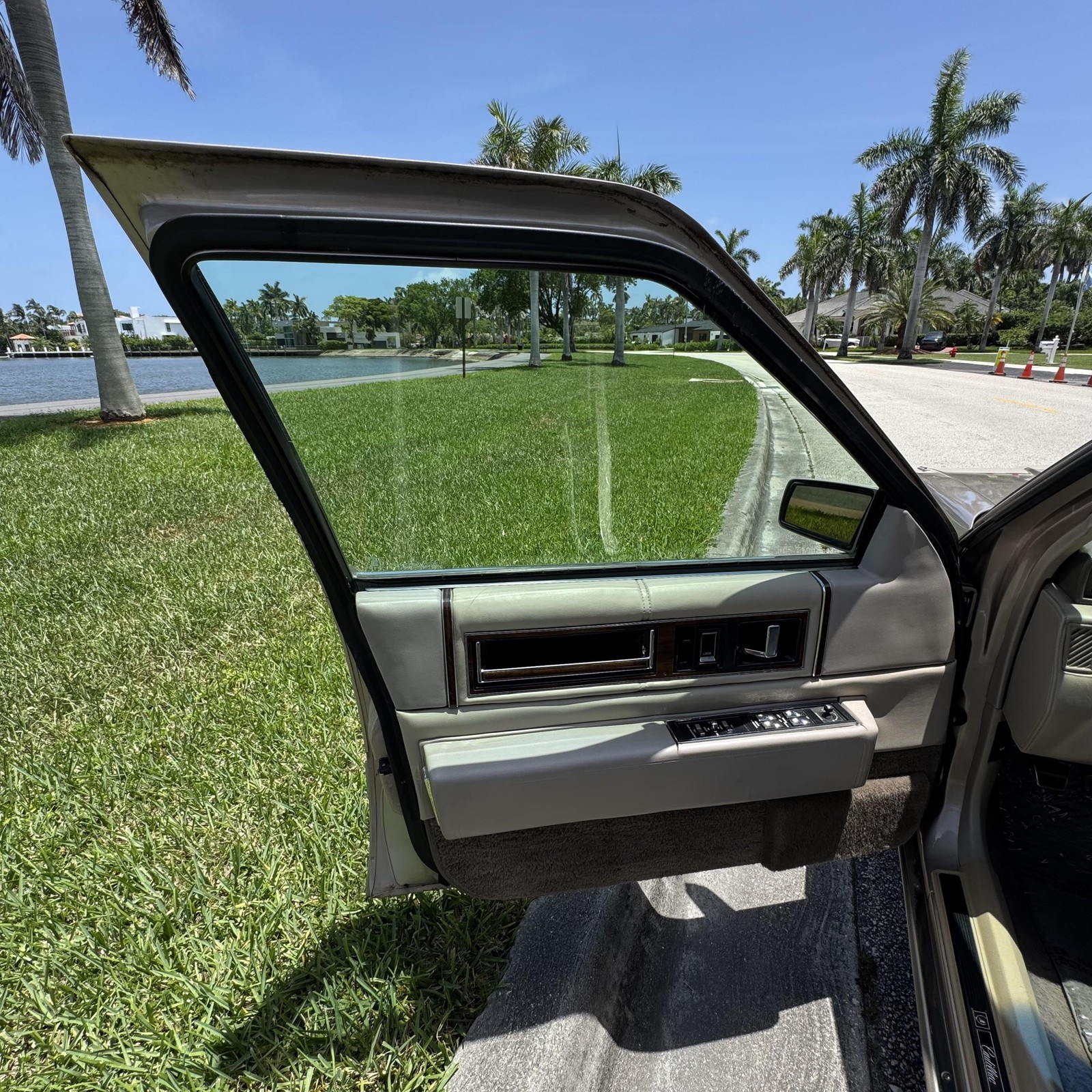 Cadillac-DeVille-1993-Sedan-12
