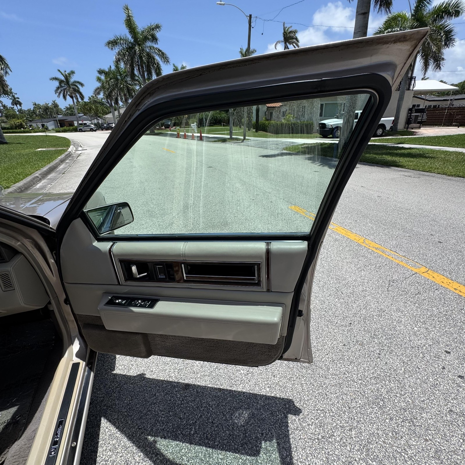 Cadillac-DeVille-1993-Sedan-15