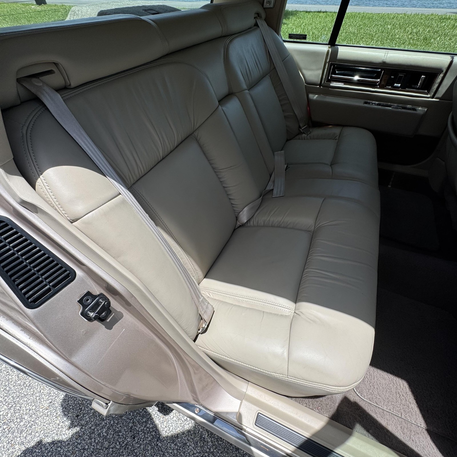 Cadillac-DeVille-1993-Sedan-18