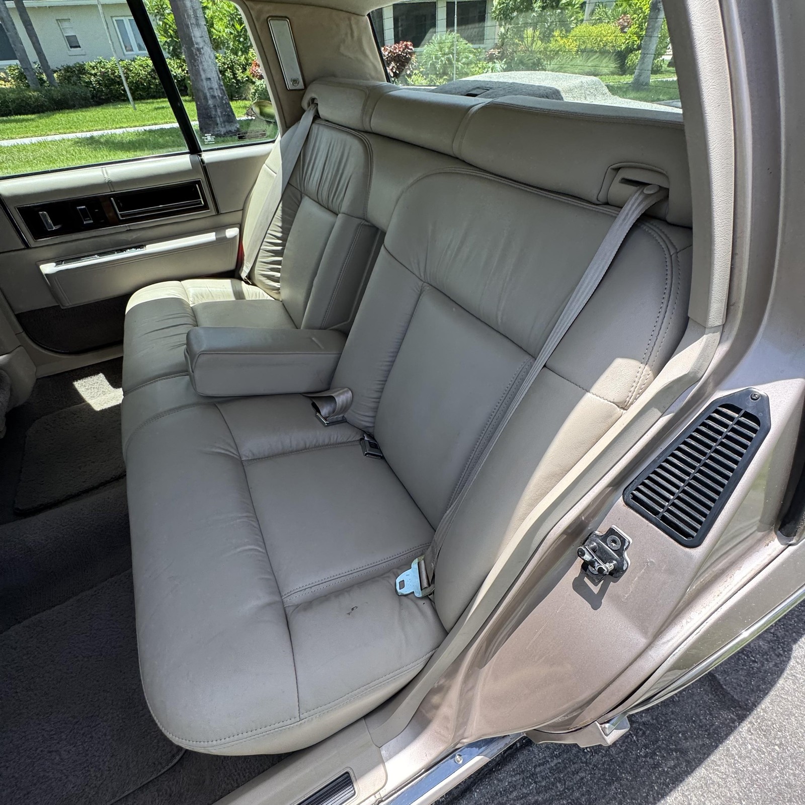 Cadillac-DeVille-1993-Sedan-19