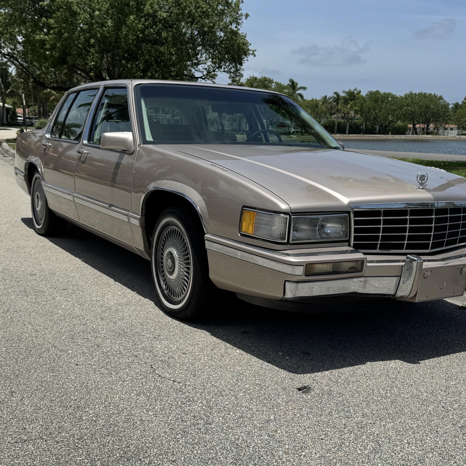 Cadillac-DeVille-1993-Sedan-2