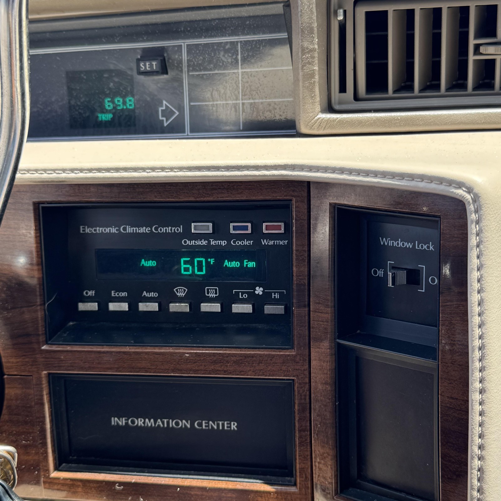 Cadillac-DeVille-1993-Sedan-26