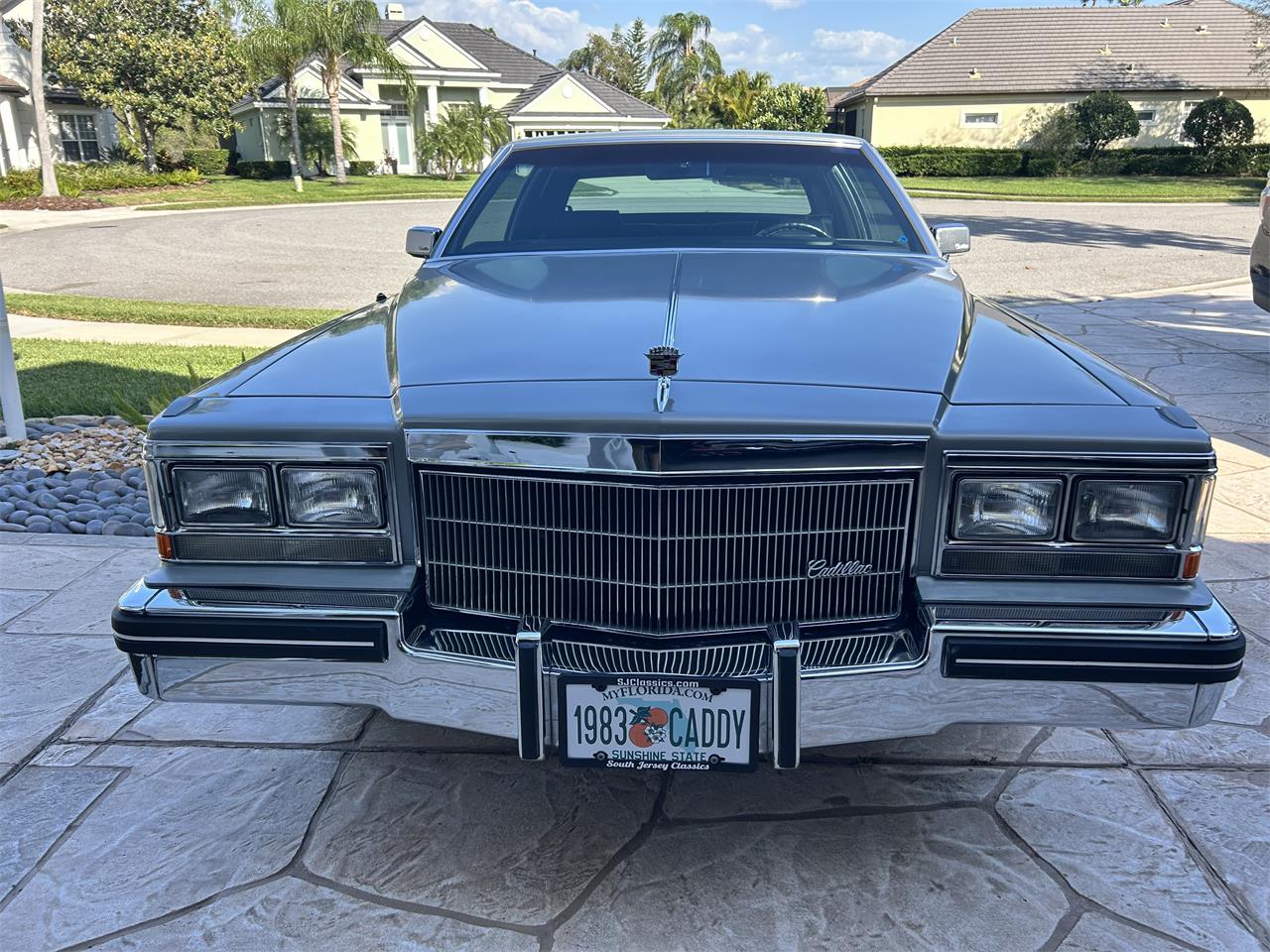 Cadillac-Deville-1983-Silver-Black-2