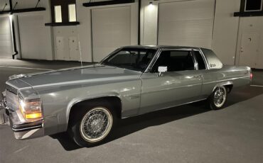 Cadillac-Deville-1983-Silver-Black