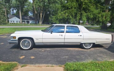 Cadillac-Fleetwood-1975-Sedan-2