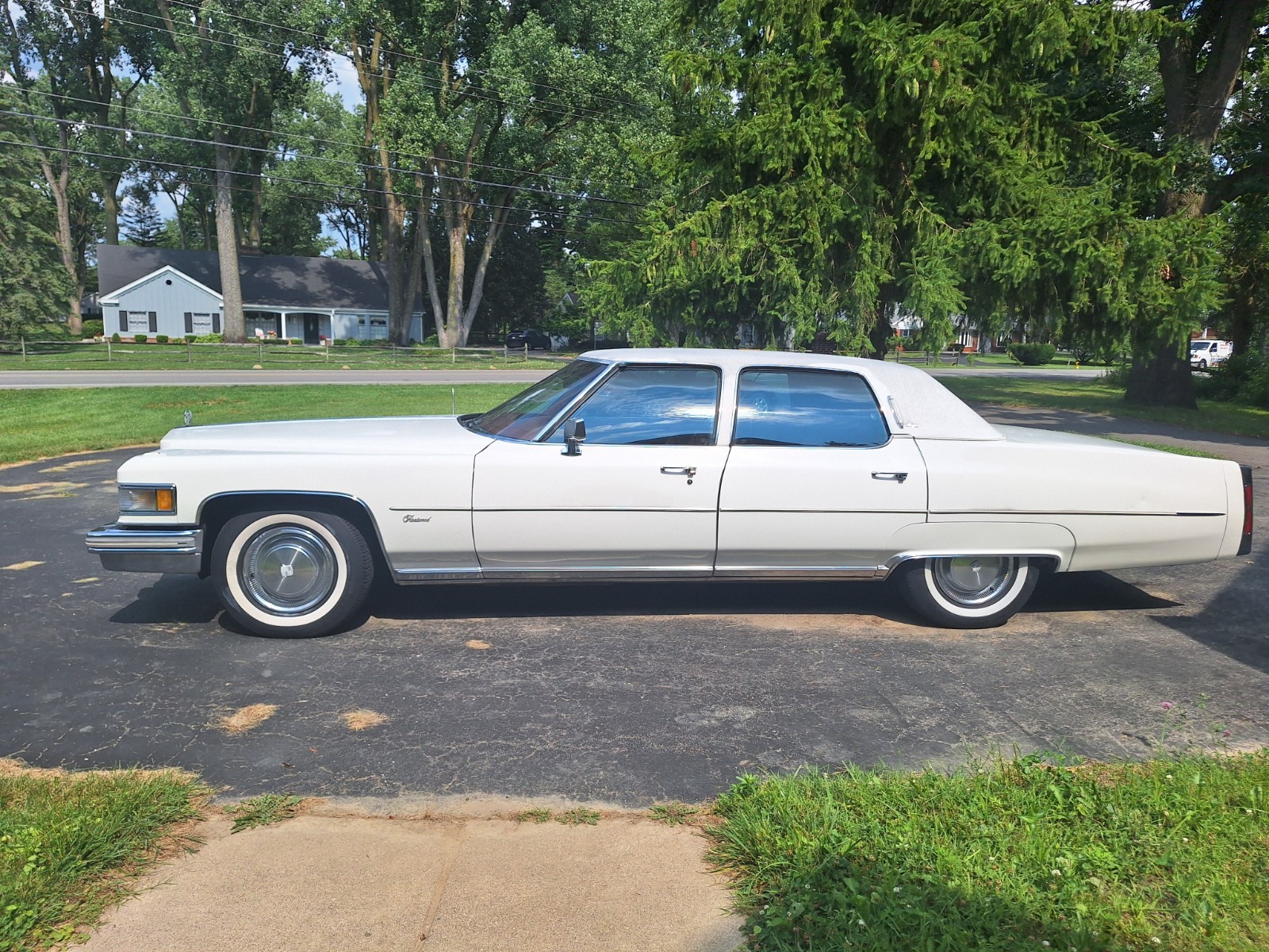Cadillac-Fleetwood-1975-Sedan-2