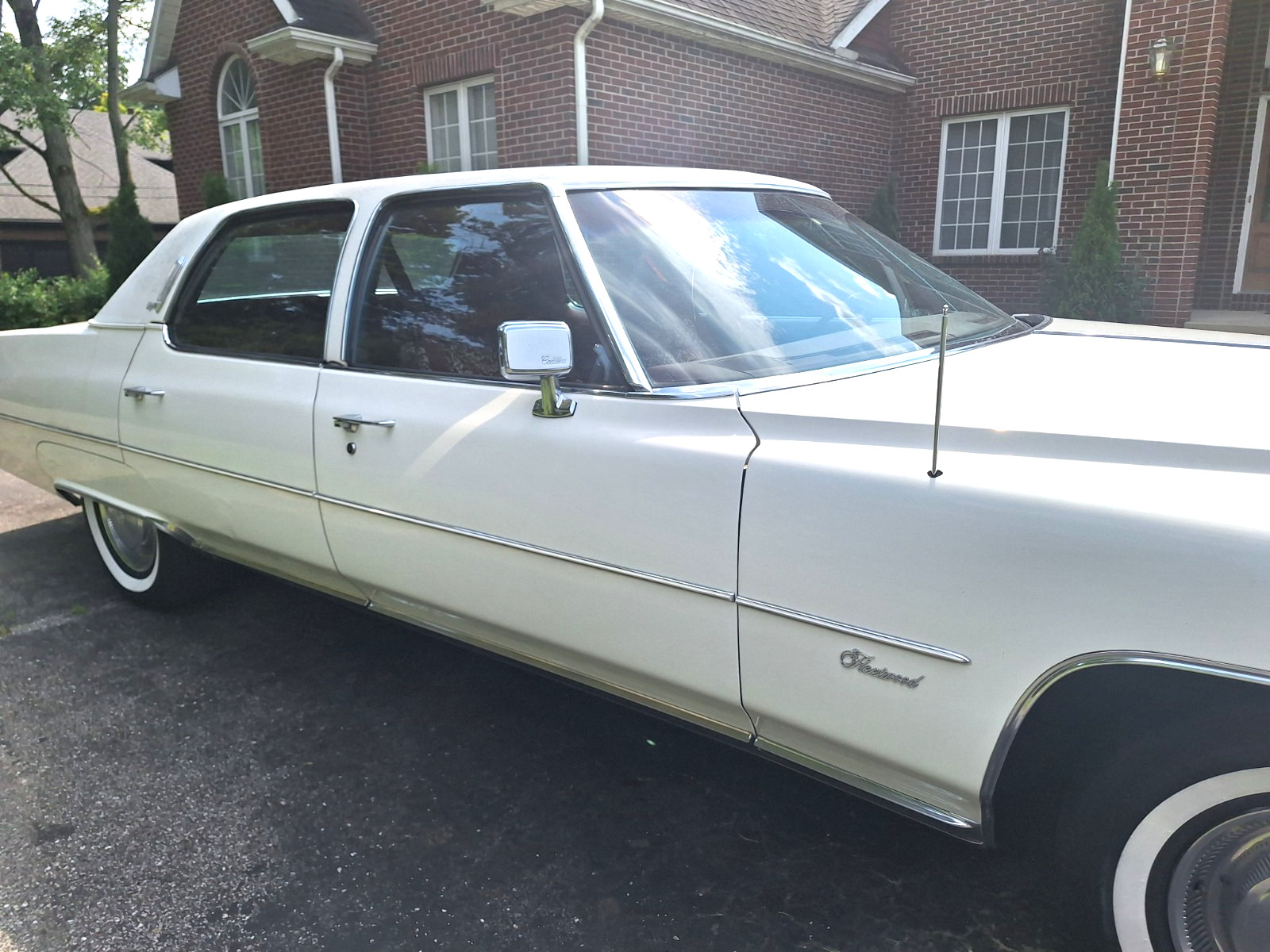 Cadillac-Fleetwood-1975-Sedan-3