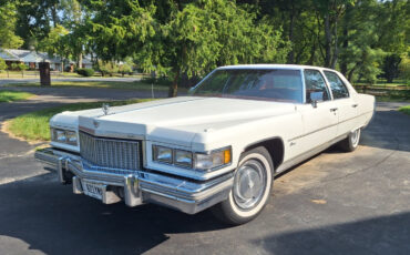 Cadillac-Fleetwood-1975-Sedan