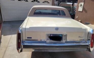 Cadillac-Fleetwood-1980