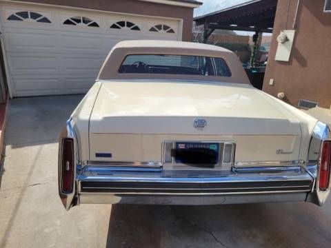 Cadillac-Fleetwood-1980