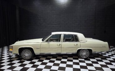 Cadillac-Fleetwood-1981-Sedan-1