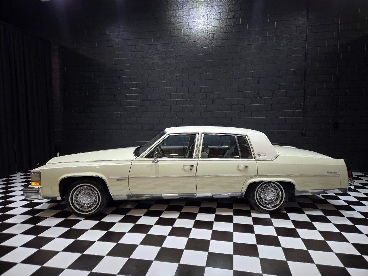 Cadillac-Fleetwood-1981-Sedan-1