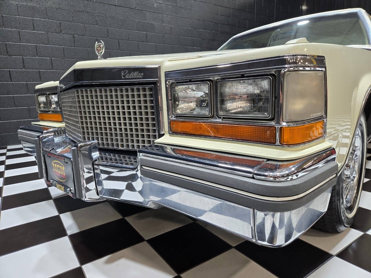 Cadillac-Fleetwood-1981-Sedan-16