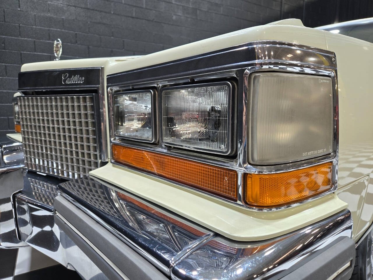 Cadillac-Fleetwood-1981-Sedan-17