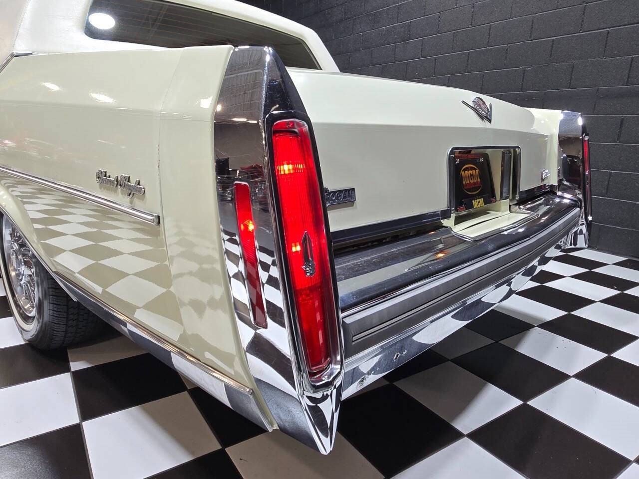 Cadillac-Fleetwood-1981-Sedan-2