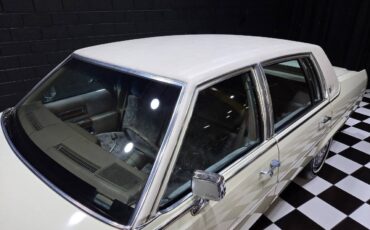 Cadillac-Fleetwood-1981-Sedan-25