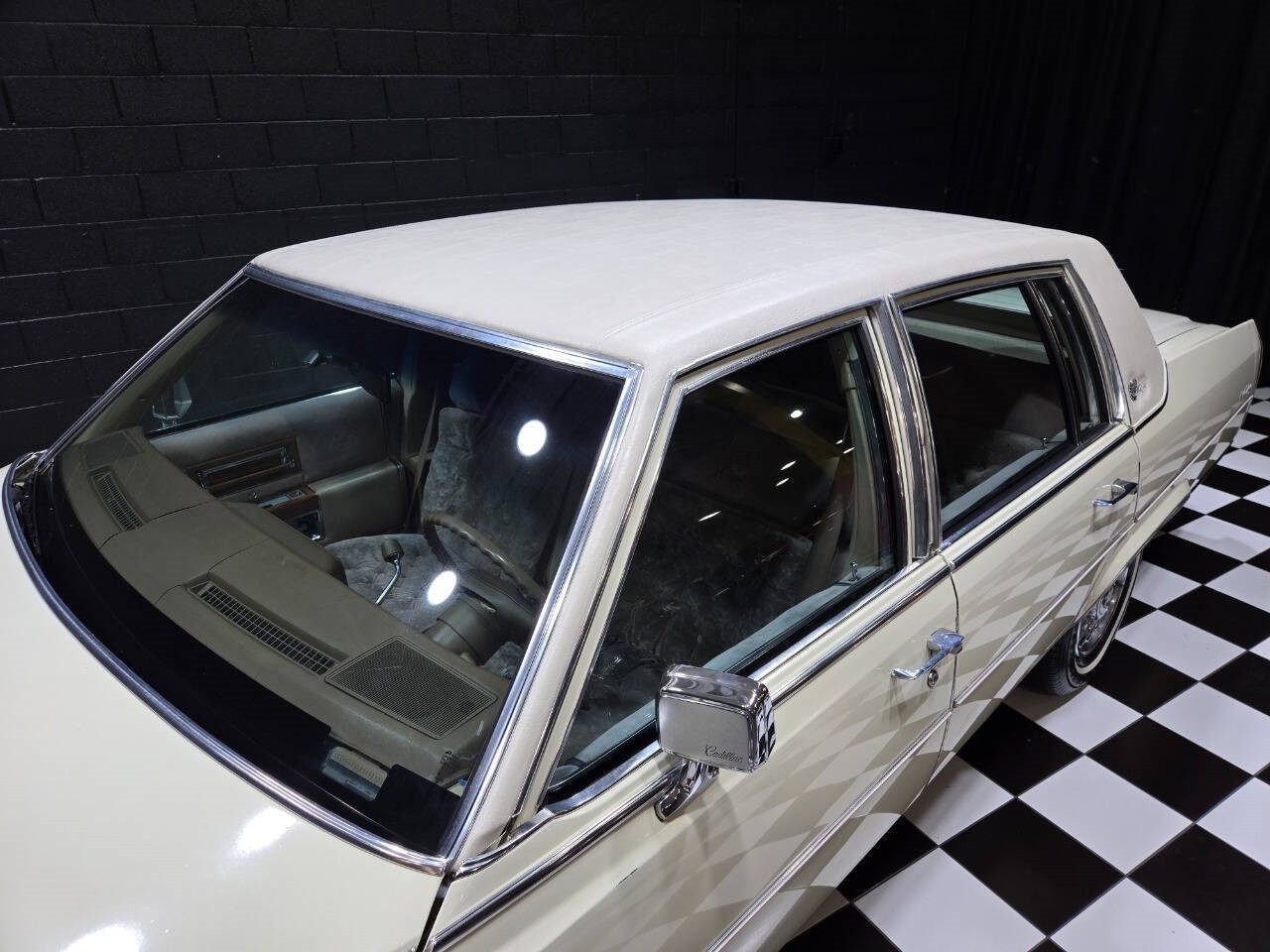 Cadillac-Fleetwood-1981-Sedan-25