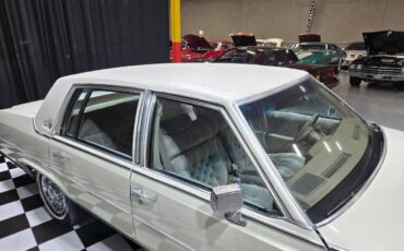 Cadillac-Fleetwood-1981-Sedan-32
