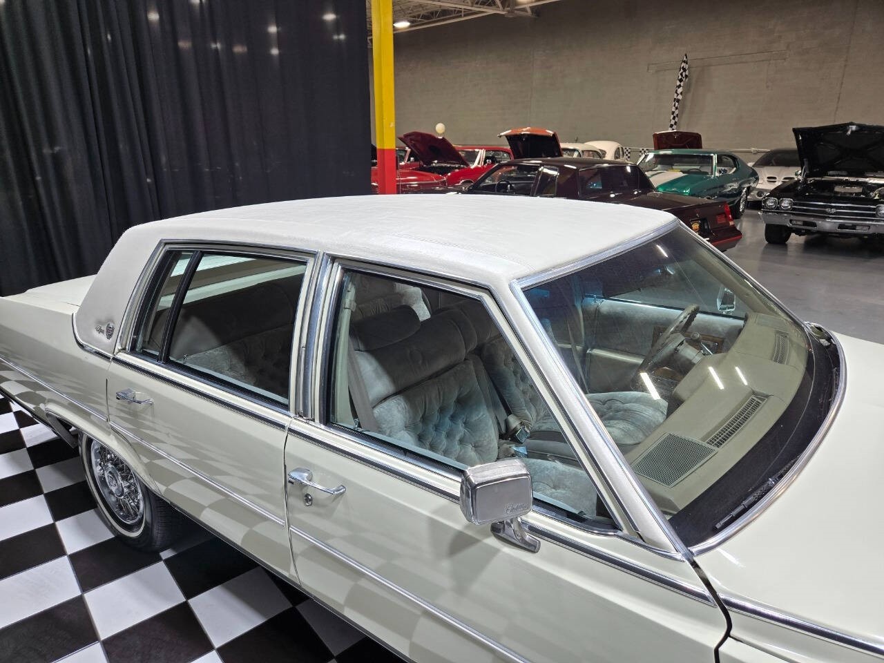 Cadillac-Fleetwood-1981-Sedan-32