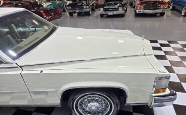 Cadillac-Fleetwood-1981-Sedan-33
