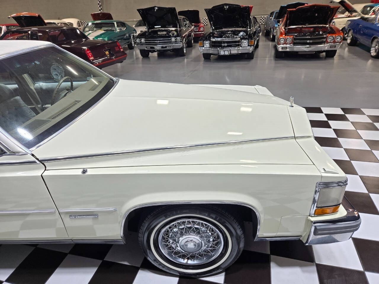 Cadillac-Fleetwood-1981-Sedan-33