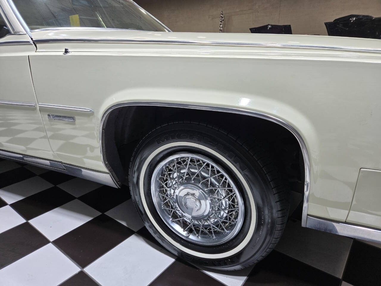 Cadillac-Fleetwood-1981-Sedan-34