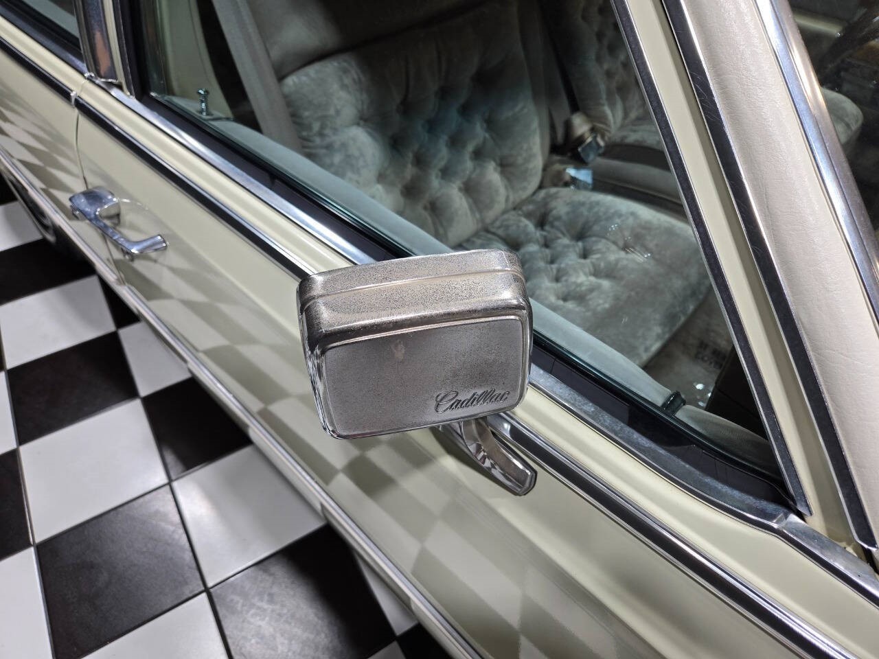 Cadillac-Fleetwood-1981-Sedan-39