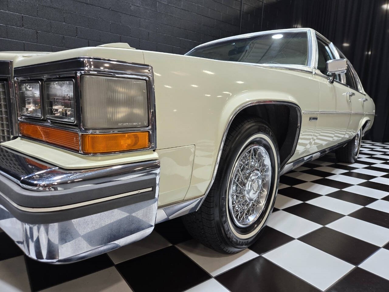 Cadillac-Fleetwood-1981-Sedan-7