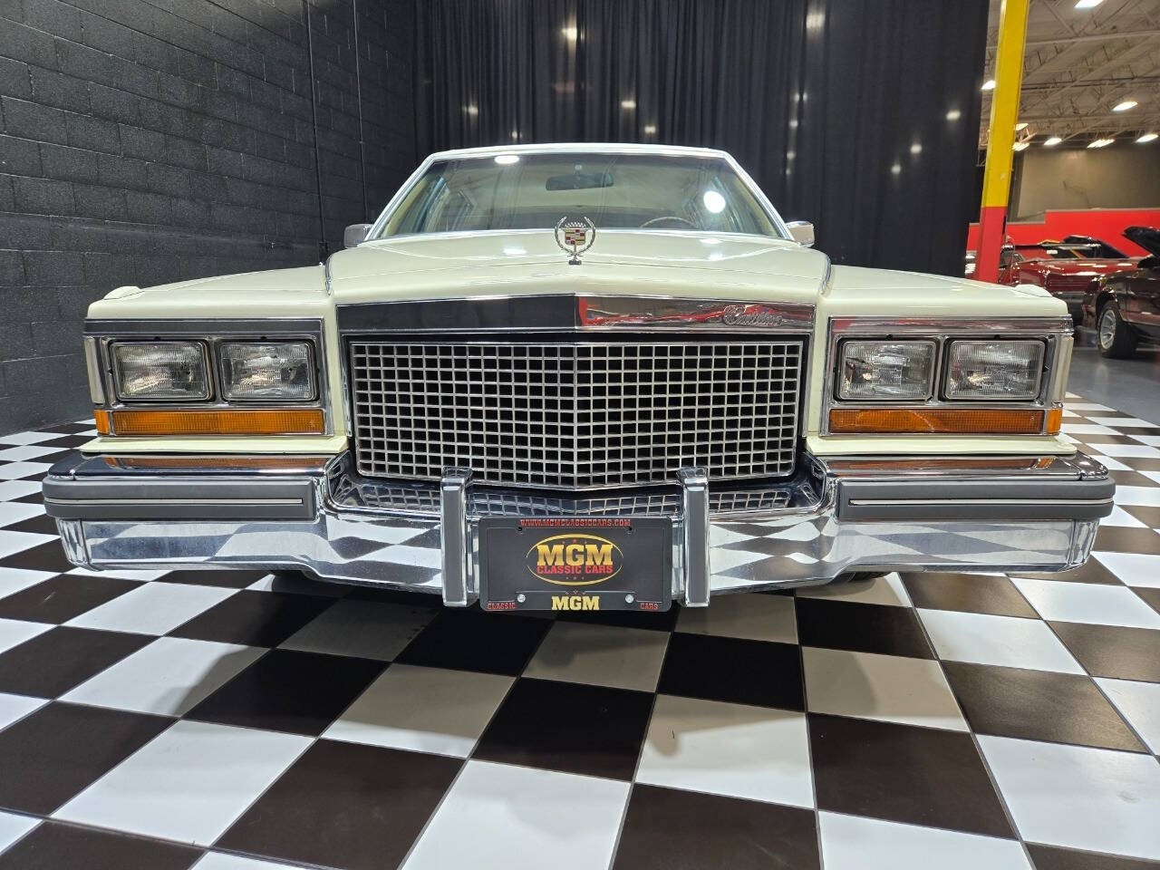 Cadillac-Fleetwood-1981-Sedan-9