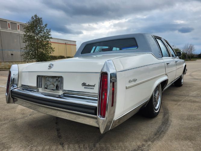 Cadillac-Fleetwood-1986-15