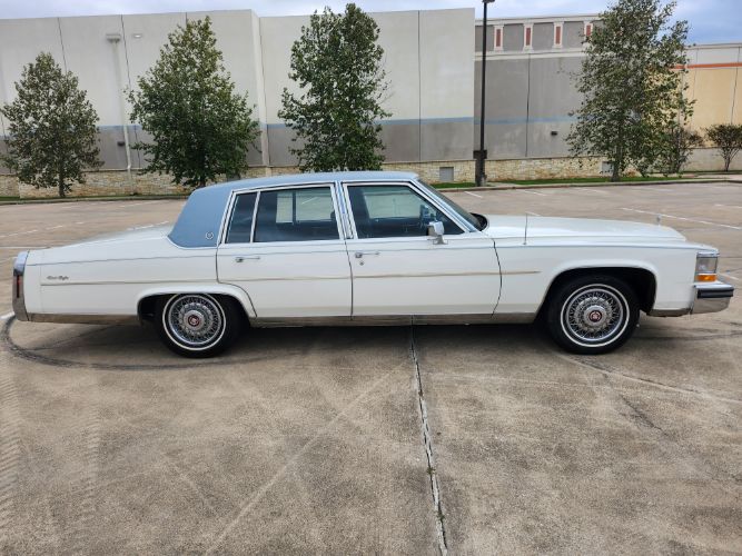 Cadillac-Fleetwood-1986-25