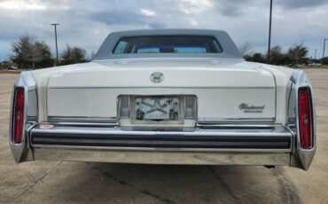 Cadillac-Fleetwood-1986-3