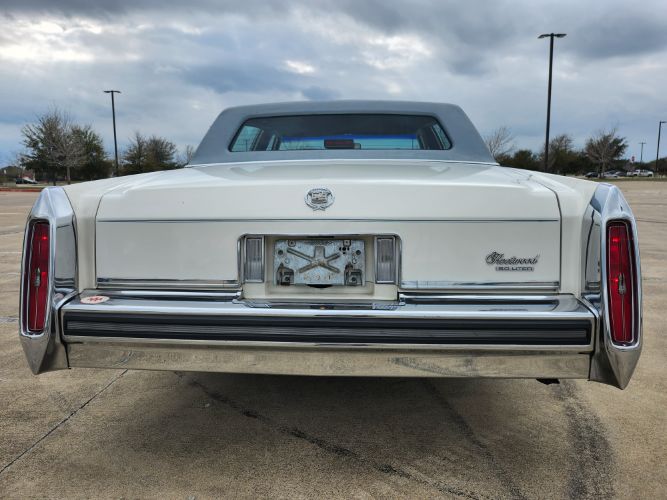 Cadillac-Fleetwood-1986-3