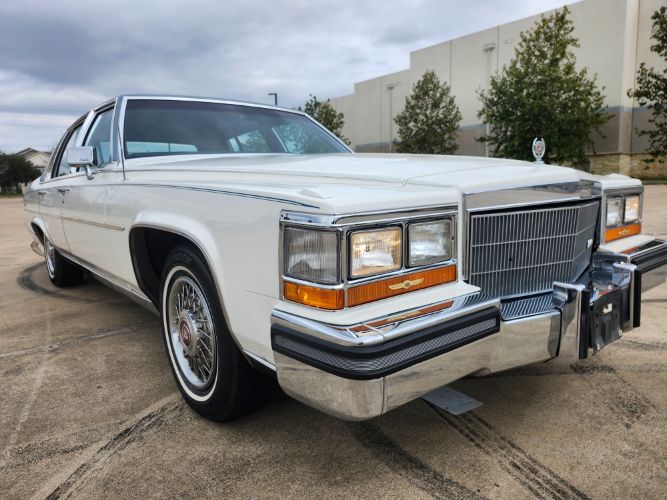 Cadillac-Fleetwood-1986-31
