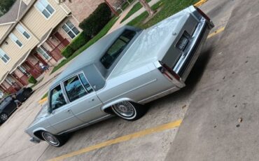 Cadillac-Fleetwood-1986-4