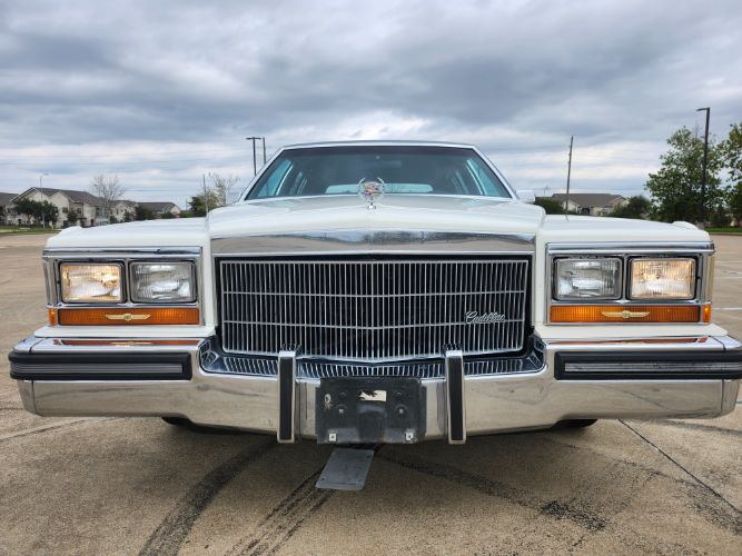 Cadillac-Fleetwood-1986-42