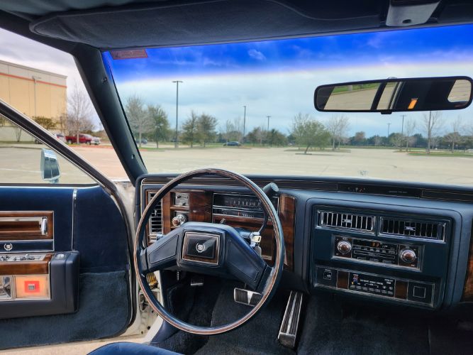 Cadillac-Fleetwood-1986-43