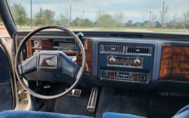Cadillac-Fleetwood-1986-44
