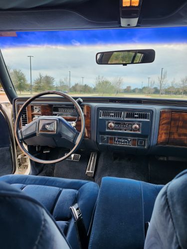 Cadillac-Fleetwood-1986-44